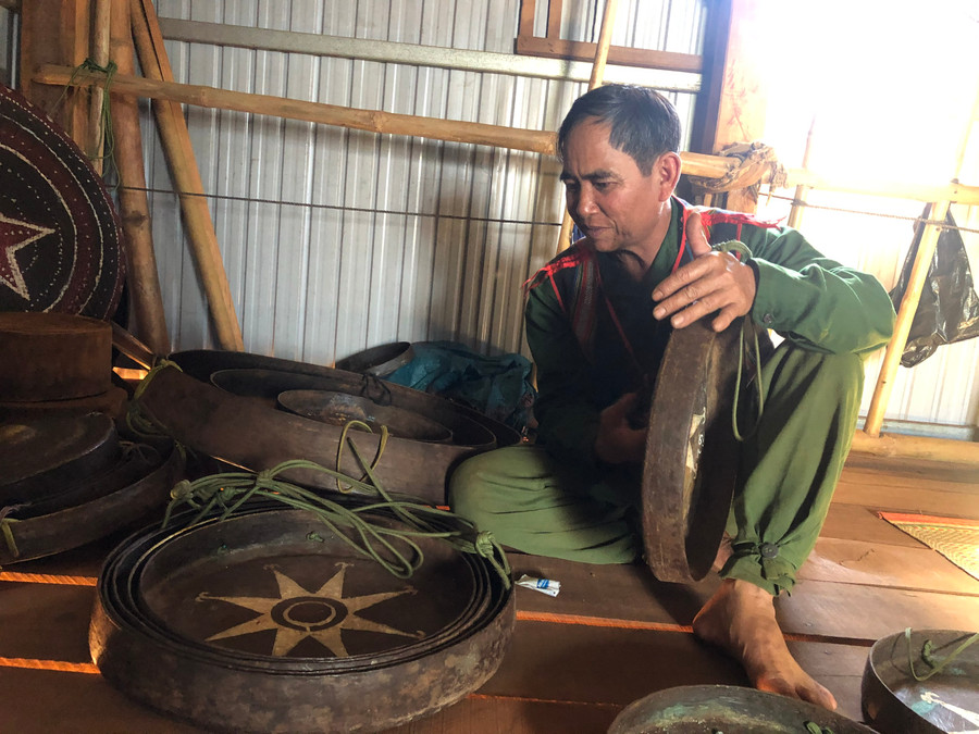 với ông Alip cồng chiêng là bản sắc, là nguồn cuội nên ông luôn dành nhiều thời gan, tâm sức truyền dạy cho thế hệ trẻ