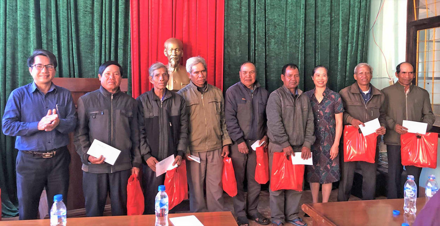 UBND huyện tặng quà người có uy tín gặp khó khăn do thiên tai, hỏa hoạn và đau ốm. Ảnh: Đinh Yến UBND huyện tặng quà cho người có uy tín gặp khó khăn do thiên tai, hỏa hoạn và đau ốm tại buổi gặp mặt. Ảnh. Đinh Yến