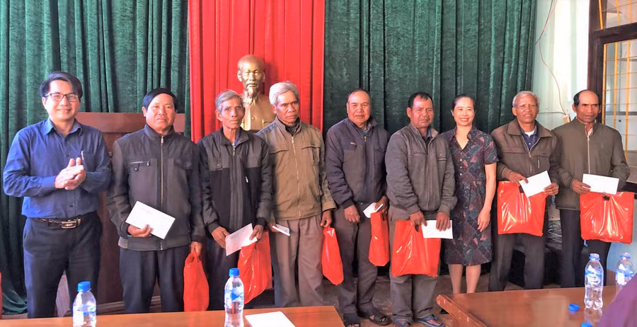 UBND huyện tặng quà cho người có uy tín gặp khó khăn do thiên tai, hỏa hoạn và đau ốm tại buổi gặp mặt. Ảnh. Đinh Yến