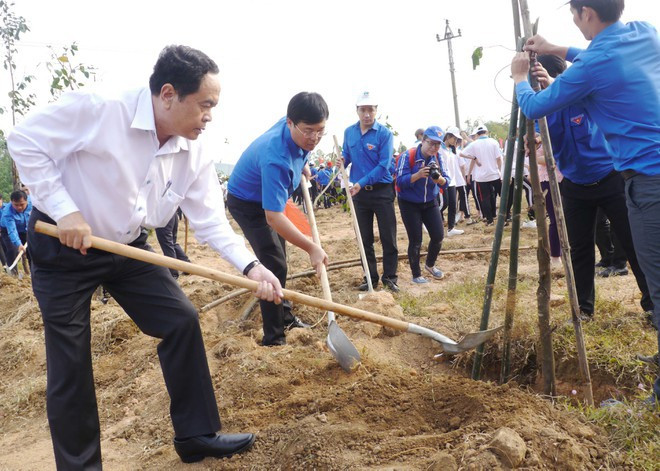 Các đại biểu trồng cây trong lễ khởi động tháng thanh niên năm 2019 ẢNH HOÀNG TRỌNG