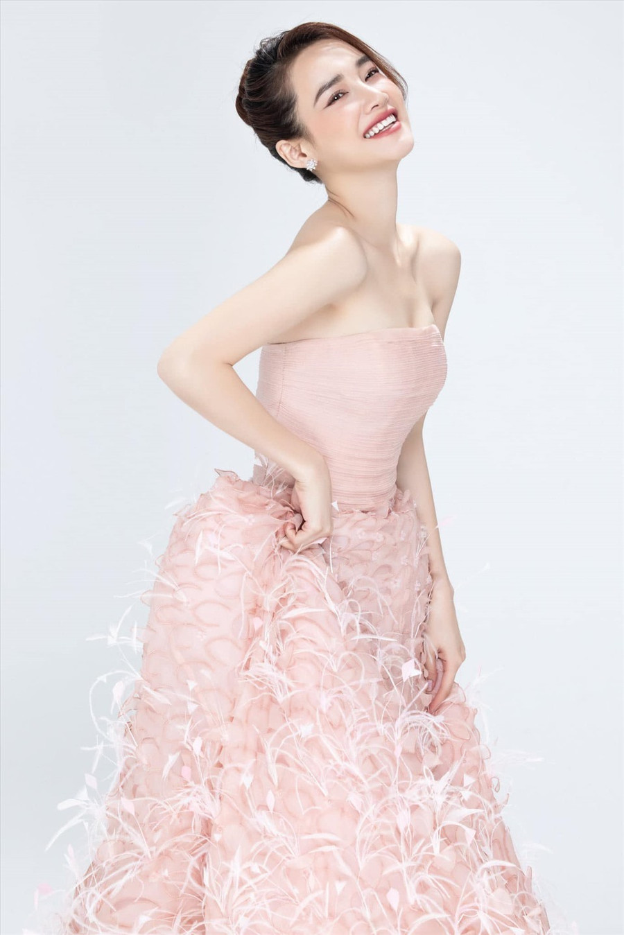 “Tôi biết ơn mẹ và gia đình, đặc biệt là anh xã luôn hỗ trợ tôi trong việc chăm sóc em bé. Ông xã tôi nói, nếu tôi mà khổ chắc không có ai sướng đâu. Thật sự tôi thấy mình may mắn vì ông xã luôn ở bên chia sẻ để giúp tôi lấy lại vóc dáng và nhận được nhiều lời khen từ mọi người như hiện tại” - Nhã Phương Tâm sự “Tôi biết ơn mẹ và gia đình, đặc biệt là anh xã luôn hỗ trợ tôi trong việc chăm sóc em bé. Ông xã tôi nói, nếu tôi mà khổ chắc không có ai sướng đâu. Thật sự tôi thấy mình may mắn vì ông xã luôn ở bên chia sẻ để giúp tôi lấy lại vóc dáng và nhận được nhiều lời khen từ mọi người như hiện tại” - Nhã Phương Tâm sự