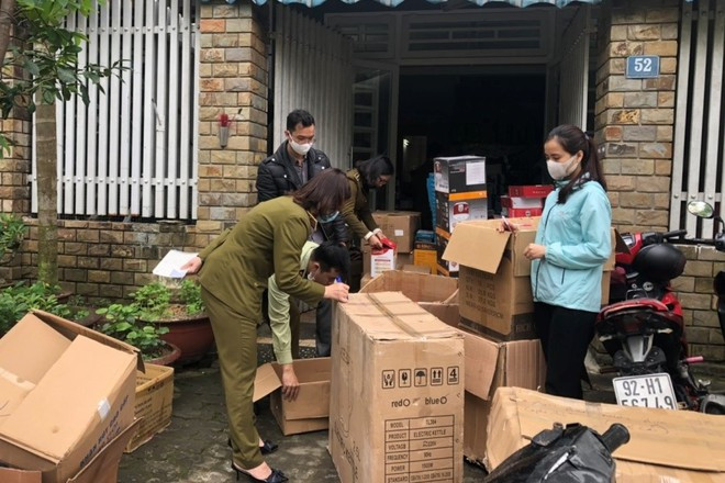  Lực lượng Quản lý thị trường tạm giữ số hàng lậu - ẢNH: NGUYỄN TÚ