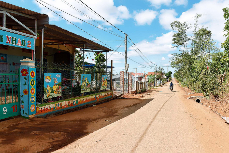 5.Một góc làng Nhao 2 sau khi già Tip tuyên truyền, vận động nhân dân thực hiện việc đóng góp với hình thức Nhà nước và nhân dân cùng làm, di dời hàng rào, hiến đất để mở đường làng, ngõ xóm, cắm mốc lộ giới đất công. Qua đó, đã làm được 3045m đường bê tông trong làng và đi nội đồng, già Tip cho biết.