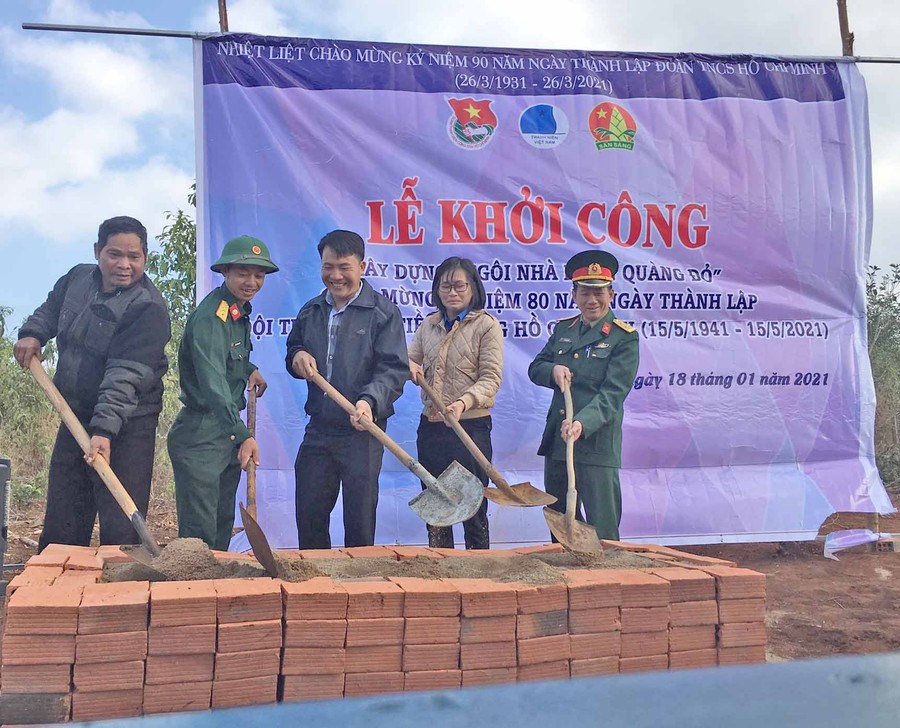 Các đơn vị khởi công xây dựng nhà Khăn quàng đỏ cho em Kup (Trường THCS Anh hùng Wừu, xã Đak Sơ Mei, huyện Đak Đoa). Ảnh Văn Vui. jpg