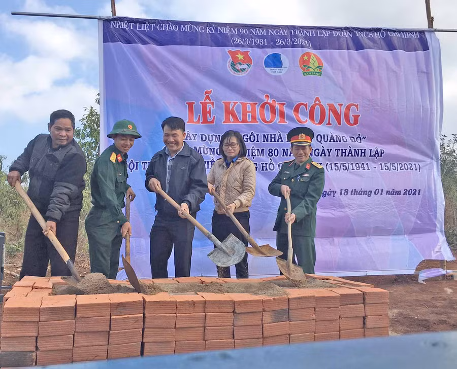 Các đơn vị khởi công xây dựng nhà Khăn quàng đỏ cho em Kup (Trường THCS Anh hùng Wừu, xã Đak Sơ Mei, huyện Đak Đoa). Ảnh Văn Vui. jpg