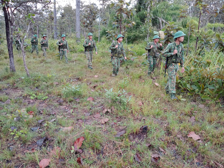 Cán bộ, chiến sĩ Đồn Biên phòng Ia Pnôn tuần tra bảo vệ biên giới. Ảnh: Nguyễn Văn Chiến