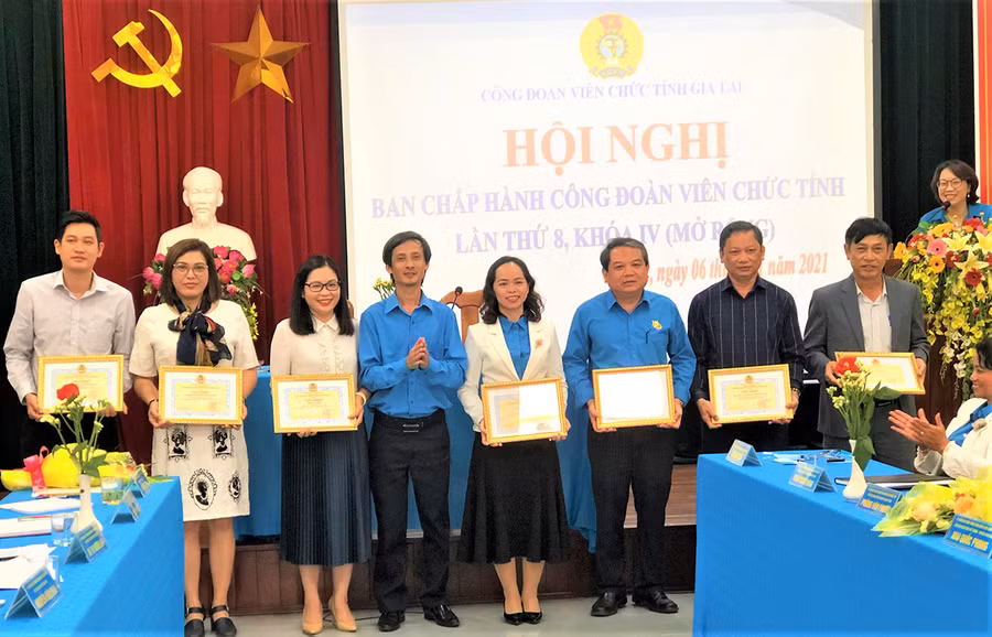 Công đoàn Viên chức tỉnh tặng giấy khen cho tập thể, cá nhân có thành tích xuất sắc trong phong trào thi đua và xây dựng tổ chức Công đoàn năm 2020. Ảnh: Đinh Yến Công đoàn Viên chức tỉnh tặng giấy khen cho tập thể, cá nhân có thành tích xuất sắc trong phong trào thi đua và xây dựng tổ chức Công đoàn năm 2020. Ảnh: Đinh Yến