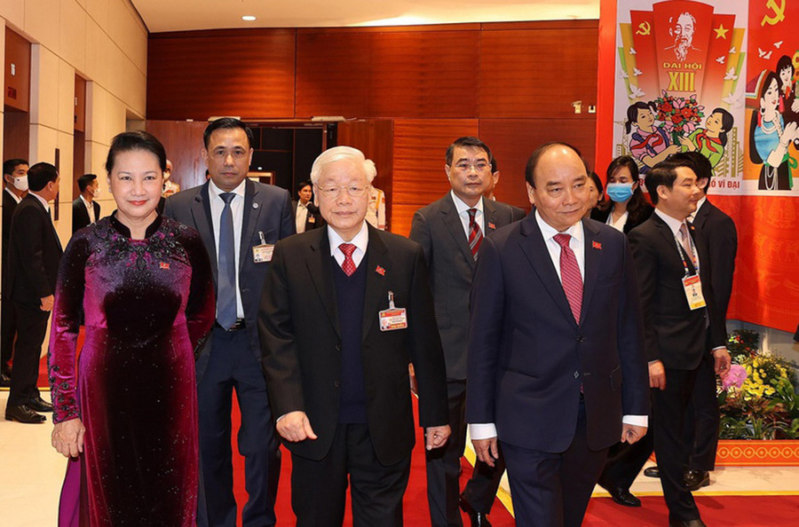 Các đồng chí lãnh đạo Đảng, Nhà nước và các đại biểu tiến vào Trung tâm Hội nghị Quốc gia tham dự phiên trù bị. Ảnh: TTXVN Các đại biểu biểu quyết thông qua Quy chế làm việc của Đại hội. Ảnh: TTXVN