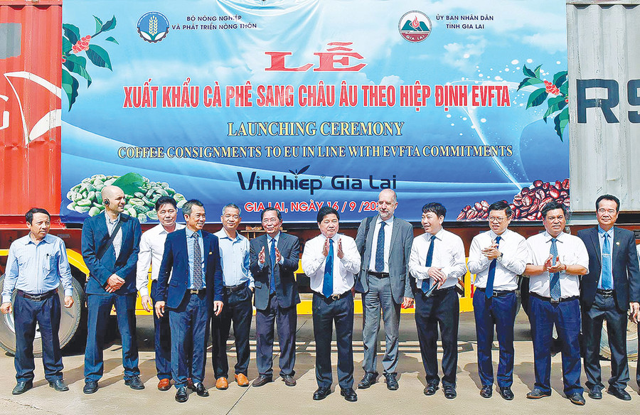 Lãnh đạo Bộ Nông nghiệp và PTNT và tỉnh Gia Lai phát lệnh xuất phát xe chở hàng xuất khẩu cà phê theo Hiệp định EVFTA. Ảnh: Đức Thụy Lãnh đạo Bộ Nông nghiệp và PTNT và tỉnh Gia Lai phát lệnh xuất phát xe chở hàng xuất khẩu cà phê theo Hiệp định EVFTA. Ảnh: Đức Thụy