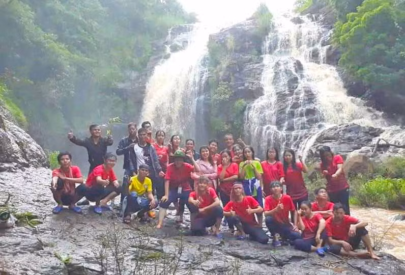 Du khách đến tham quan và vui chơi ở thác Kleng (xã Bar Măih, huyện Chư Sê). Ảnh: R'Ô Hok