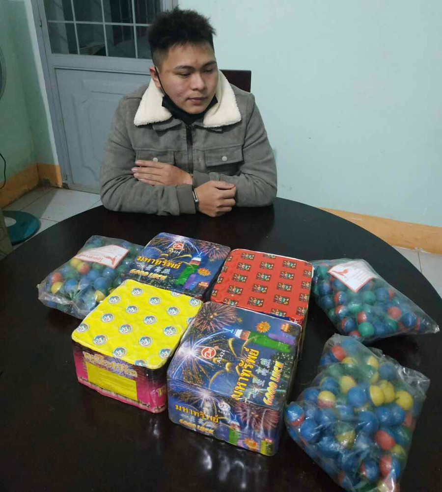 Đối tượng Quang cùng số pháo bị thu giữ. Ảnh: Văn Ngọc Đối tượng Quang cùng số pháo bị thu giữ. Ảnh: Văn Ngọc