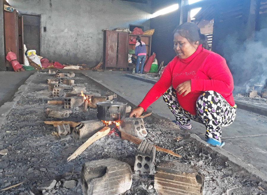 Nhà xa nên chị Đinh Thị Mi (làng K'lêch, xã Tơ Tung, huyện Kbang) mang theo gạo lên tự túc việc nấu nướng tại bếp tập thể ở Bệnh viện Đa khoa tỉnh, cuối tuần mới về nhà