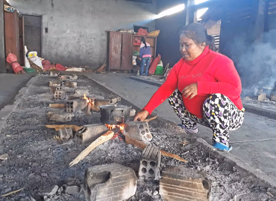 Nhà xa nên chị Đinh Thị Mi (làng K'lêch, xã Tơ Tung, huyện Kbang) mang theo gạo lên tự túc việc nấu nướng tại bếp tập thể ở Bệnh viện Đa khoa tỉnh, cuối tuần mới về nhà