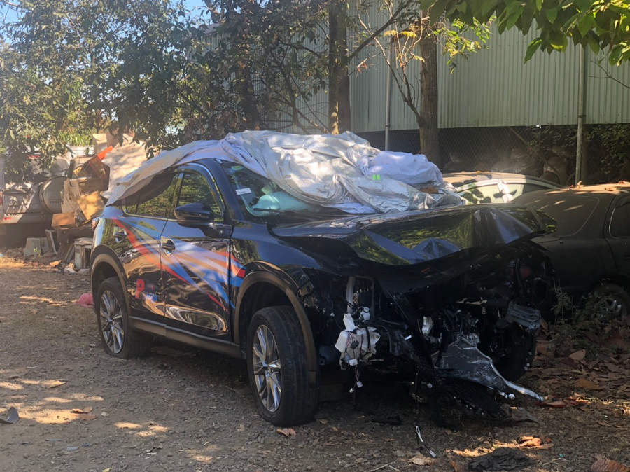 Chiếc xe của anh Thiện đã bị hư hỏng nặng sau vụ tai nạn