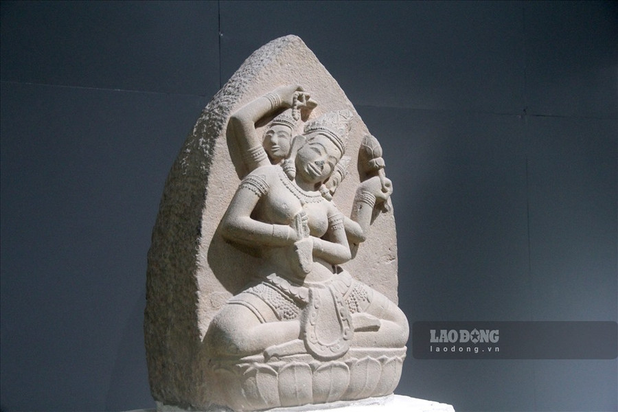 Bức phù điêu nữ thần Sarasvati có chiều cao 80cm, rộng 60cm, dày 26cm, trọng lượng khoảng 200kg. Ảnh: N.T Bức phù điêu nữ thần Sarasvati có chiều cao 80cm, rộng 60cm, dày 26cm, trọng lượng khoảng 200kg. Ảnh: N.T