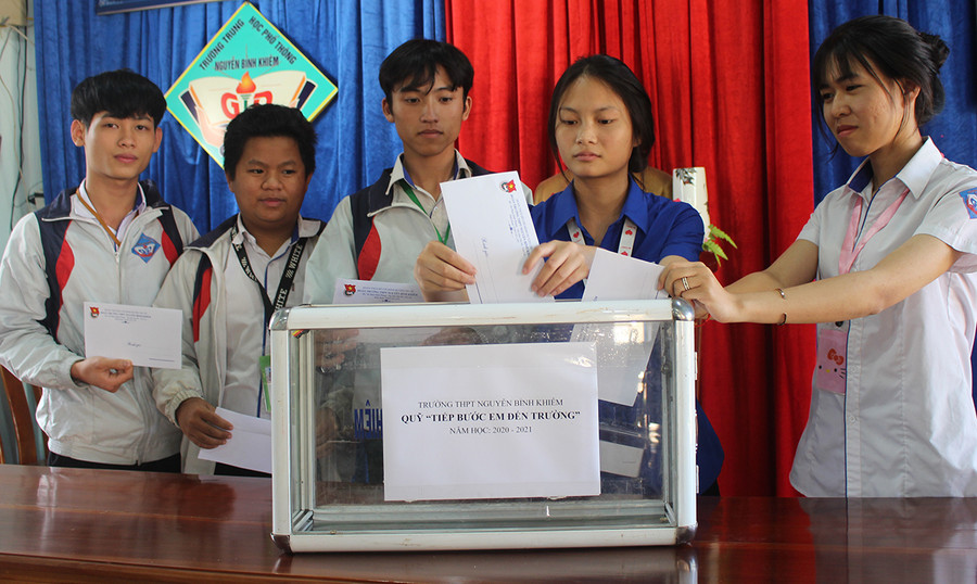  Các thành viên CLB Môi trường ENVI thực hiện Dự án “Đổi giấy lấy cây”. Ảnh: Phan Lài