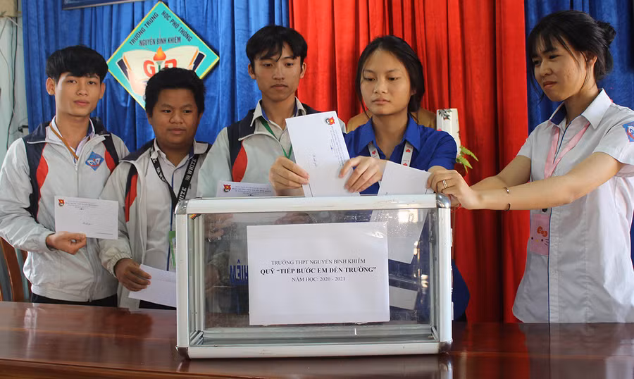  Các thành viên CLB Môi trường ENVI thực hiện Dự án “Đổi giấy lấy cây”. Ảnh: Phan Lài