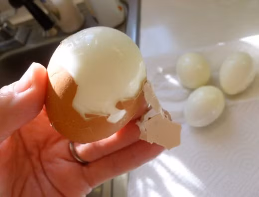 Trứng gà là món ăn chứa nhiều chất dinh dưỡng cho cơ thể. Tuy nhiên, việc quá “nghiện” món ăn này sẽ tiềm ẩn một số nguy cơ bệnh lý cho sức khỏe. Ảnh: Minh Quang