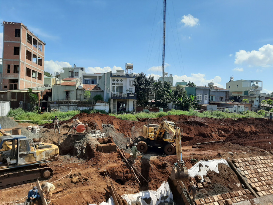 Nhiều dự án đang đẩy nhanh tiến độ thi công, tăng ca để đẩy nhanh số vốn đã giao. Ảnh: Nam Cường Nhiều dự án đang đẩy nhanh tiến độ thi công, tăng ca để đẩy nhanh số vốn đã giao. Ảnh: Nam Cường