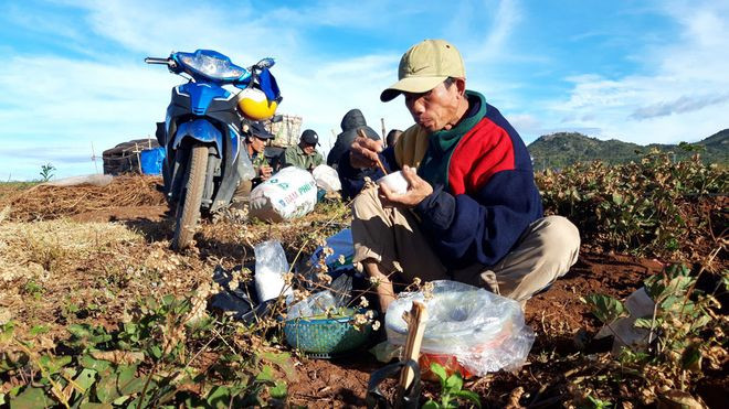 Bữa cơm chiều đạm bạc được nấu từ ban sáng của anh Huỳnh Tấn Minh Bữa cơm chiều đạm bạc được nấu từ ban sáng của anh Huỳnh Tấn Minh