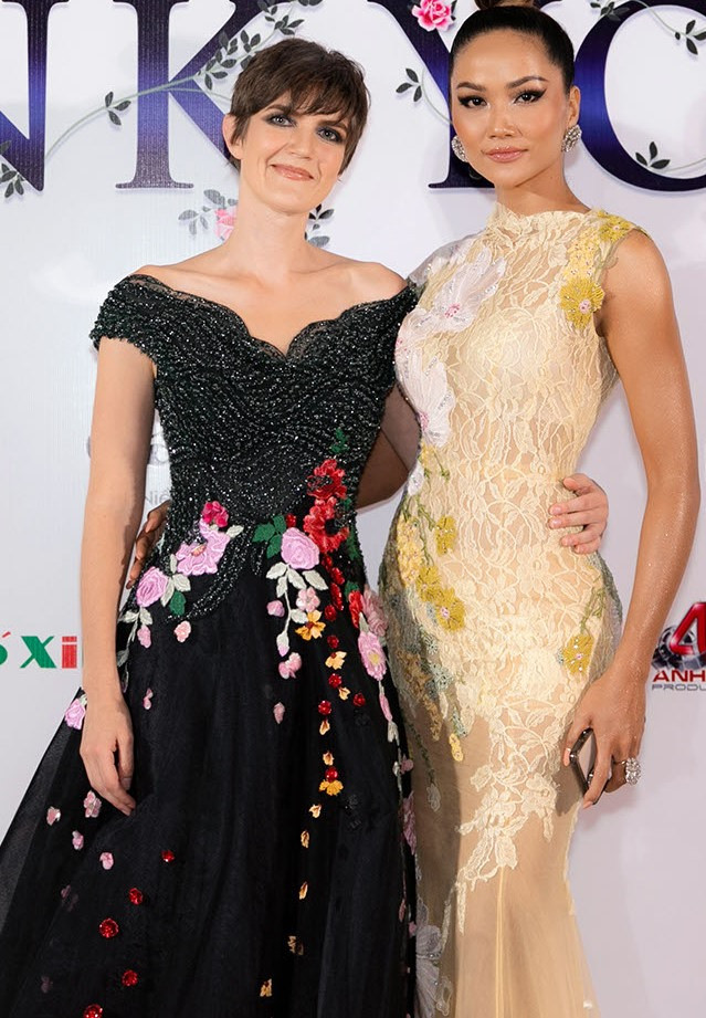 H'hen Niê chọn tông make up đậm, tóc búi cao để tăng vẻ hiện đại nhưng vẫn giữ được sự nữ tính vốn có.