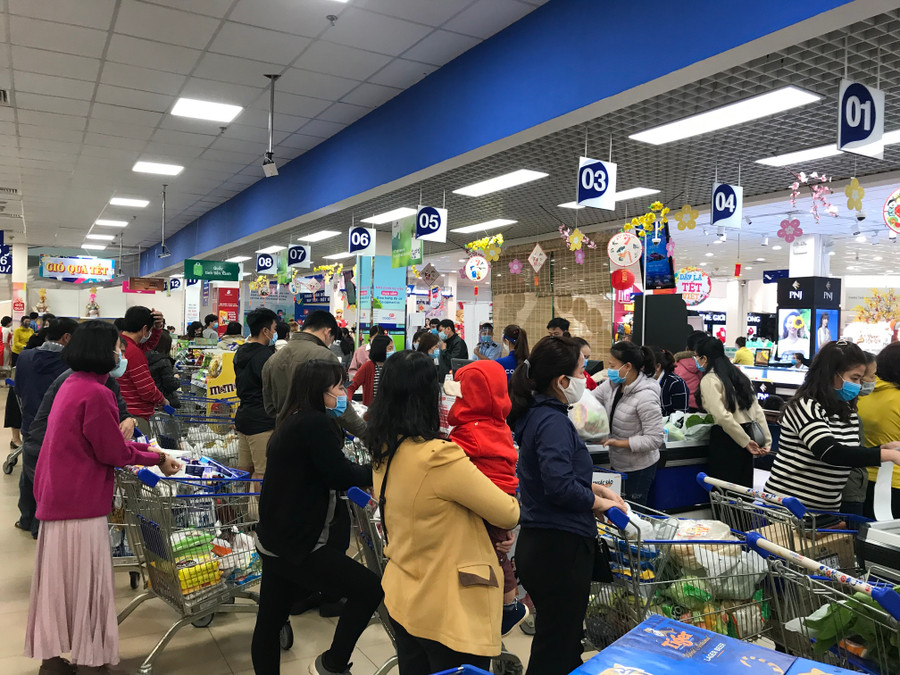 2. Người dân xếp hàng chờ tính tiền tại Siêu thị Co.op Mart Pleiku