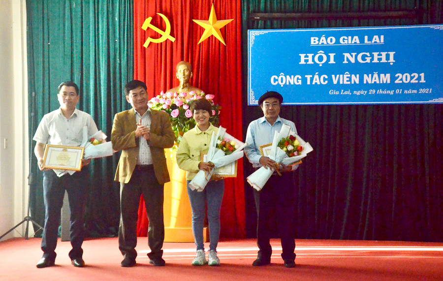 Tổng Biên tập Báo Gia Lai Huỳnh Kiên tặng giấy khen cho các cộng tác viên có thành tích xuất sắc. Ảnh: Phương Linh