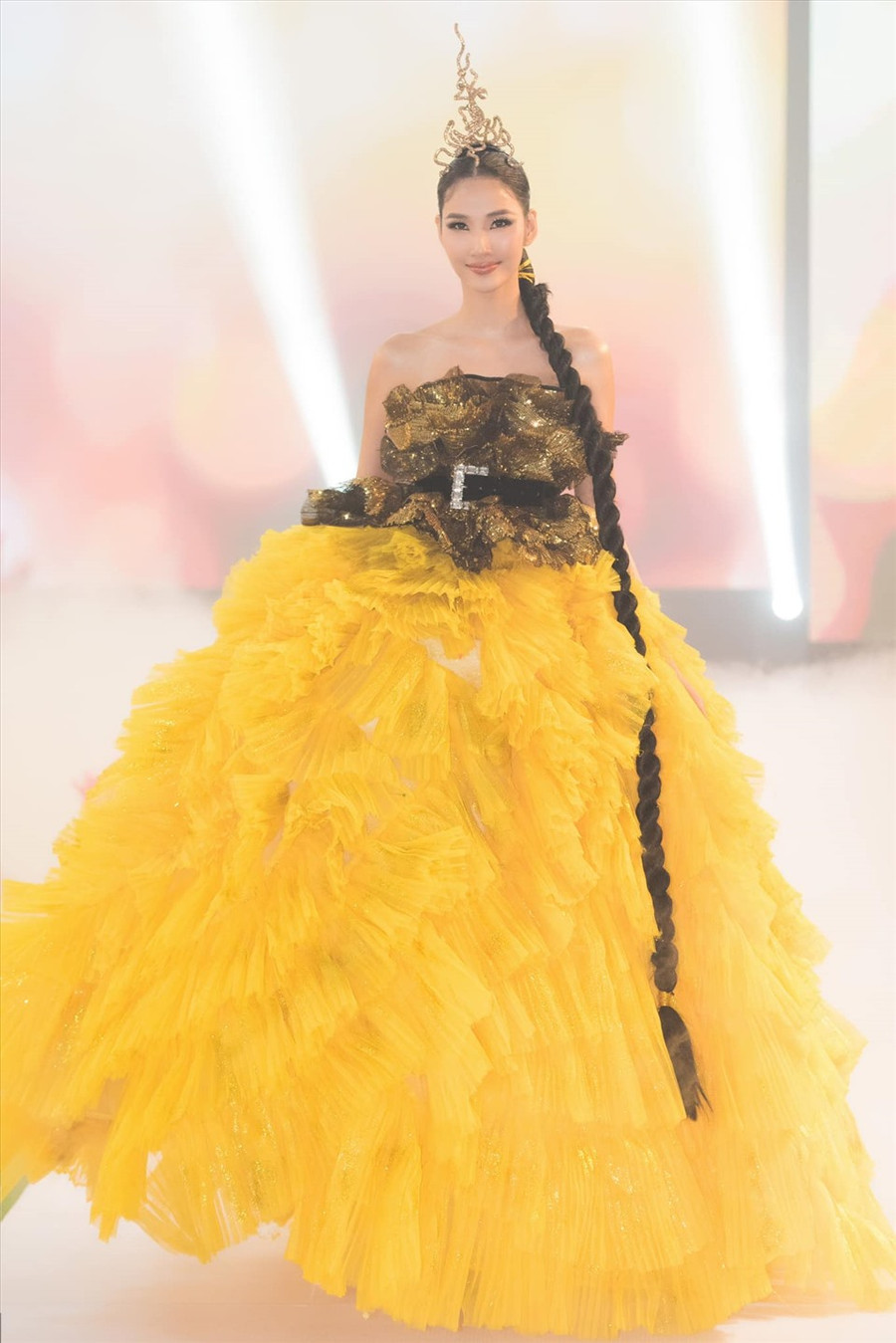 Người đẹp là nàng thơ của nhiều nhà thiết kế nổi tiếng trong và ngoài nước nhờ những bước catwalk chuyên nghiệp, điêu luyện của mình.