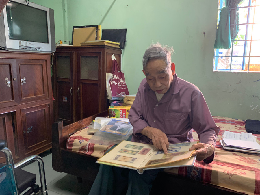 Ông Lương Tưởng nâng niu bộ sưu tập đồng tiền Việt Nam-ảnh P.L