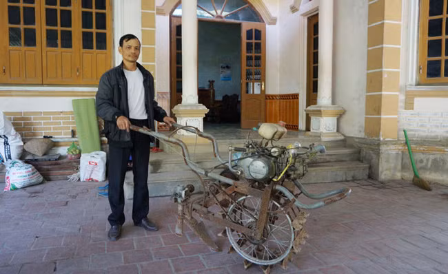 Sáng chế máy cày mini “hai trong một” của ông Nguyễn Xuân Thục, xóm Tân Thành, xã Hòa Bình (huyện Đồng Hỷ, tỉnh Thái Nguyên) vừa có thể cày bừa, vừa kết hợp bón phân tự động.