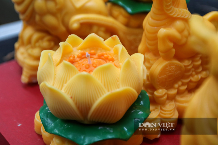 Điểm độc đáo là nguyên liệu tạo ra trâu vàng đều từ nến đốt. Thế nên, khách ngoài mua về trưng bày có thể dùng để đốt như các loại nến cháy thông thường.