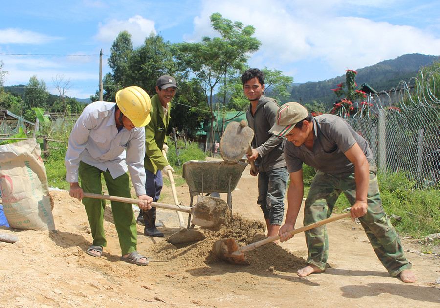 Người dân làng Đê Bơ Tưk (xã Đak Jơ Ta, huyện Mang Yang) tham gia xây dựng các công trình giao thông nông thôn. Ảnh: Phan Lài Với vai trò lãnh đạo của Bí thư Chi bộ Nông Văn Đạo, người dân làng Đê Bơ Tưk tham gia xây dựng các công trình giao thông nông thôn. Ảnh: Phan Lài