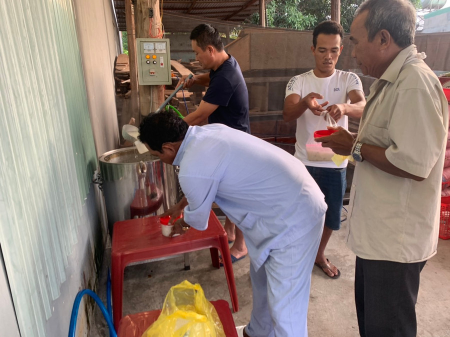 Bệnh nhân đến nhận cháo tại quầy cháo từ thiện của gia đình anh Phạm Đình Hùng. Ảnh: Vũ Chi