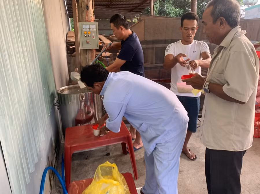 Bệnh nhân đến nhận cháo tại quầy cháo từ thiện của gia đình anh Phạm Đình Hùng. Ảnh: Vũ Chi