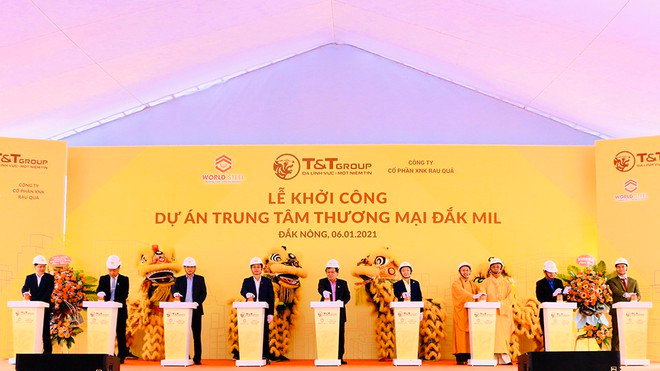Ông Đỗ Quang Hiển, Chủ tịch HĐQT kiêm TGĐ Tập đoàn T&T Group và các đại biểu bấm nút khởi công dự án. NGUỒN T&T GROUP