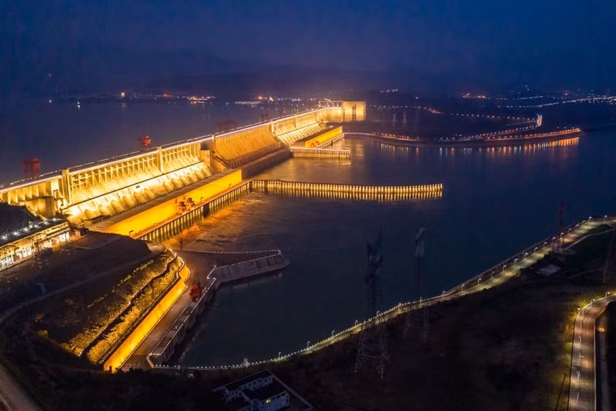  Đập Tam Hiệp trong bức ảnh chụp đêm 31.12.2020. Ảnh: Tân Hoa Xã