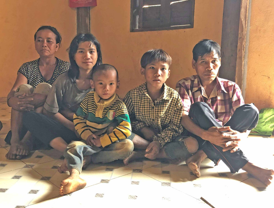 Vợ chồng ông Kpă Jel và 3 đứa cháu mồ côi. Ảnh: Anh Huy