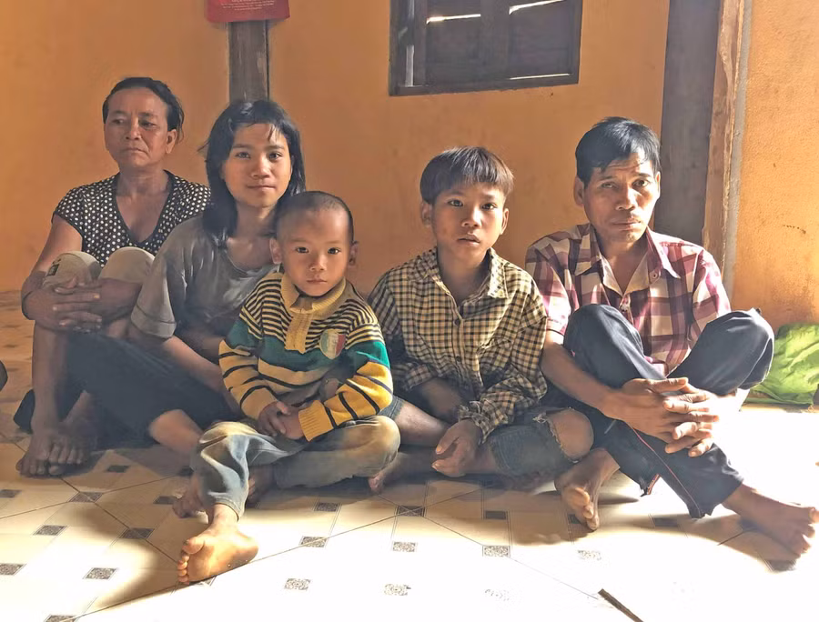 Vợ chồng ông Kpă Jel và 3 đứa cháu mồ côi. Ảnh: Anh Huy