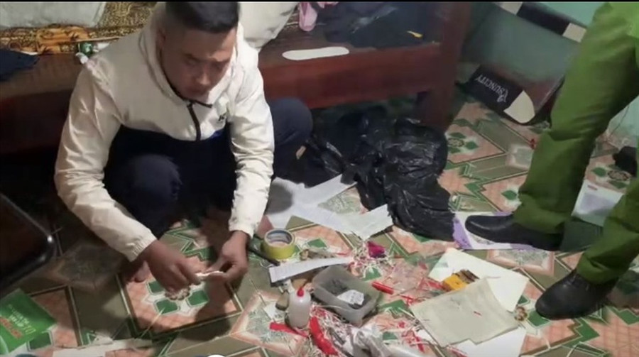  Cơ quan công an khám xét nơi sản xuất pháo nổ của Lê Hữu Thiện. Ảnh: CATH