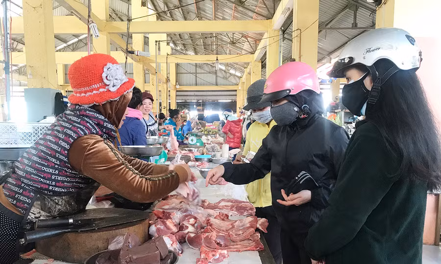  Tại các quầy thịt người dân mua rất đông. Ảnh: Vũ Thảo