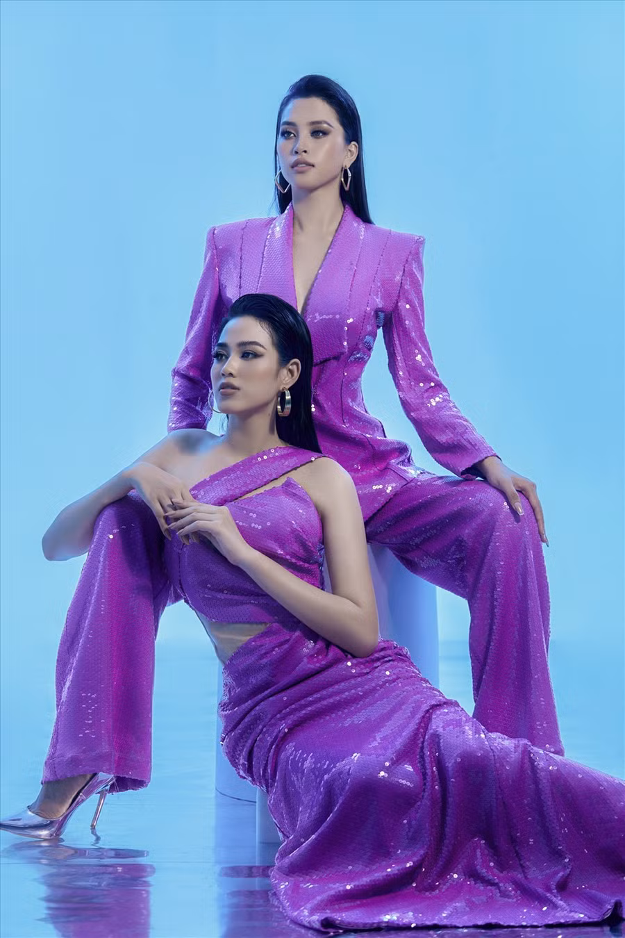 Ở một góc cạnh khác, 2 hoa hậu trở nên cá tính, thời thượng khi diện trang phục kim sa phủ bóng ánh tím. Hoa hậu Tiểu Vy khoe cá tính trong bộ vest suông còn Đỗ Thị Hà lộng lẫy với đầm dạ hội. Ảnh: Hoàng Phúc.
