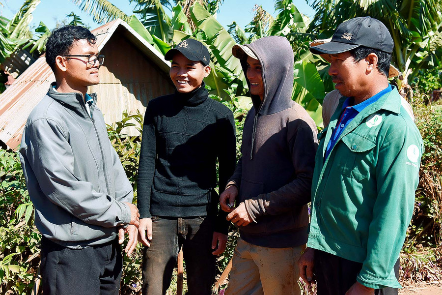 2.Đảng viên Ral Lan Mur (người đứng đầu tiên từ trái sang) tuyên truyền, vận động người dân chấp hành tốt chính sách, pháp luật của Đảng và Nhà nước.