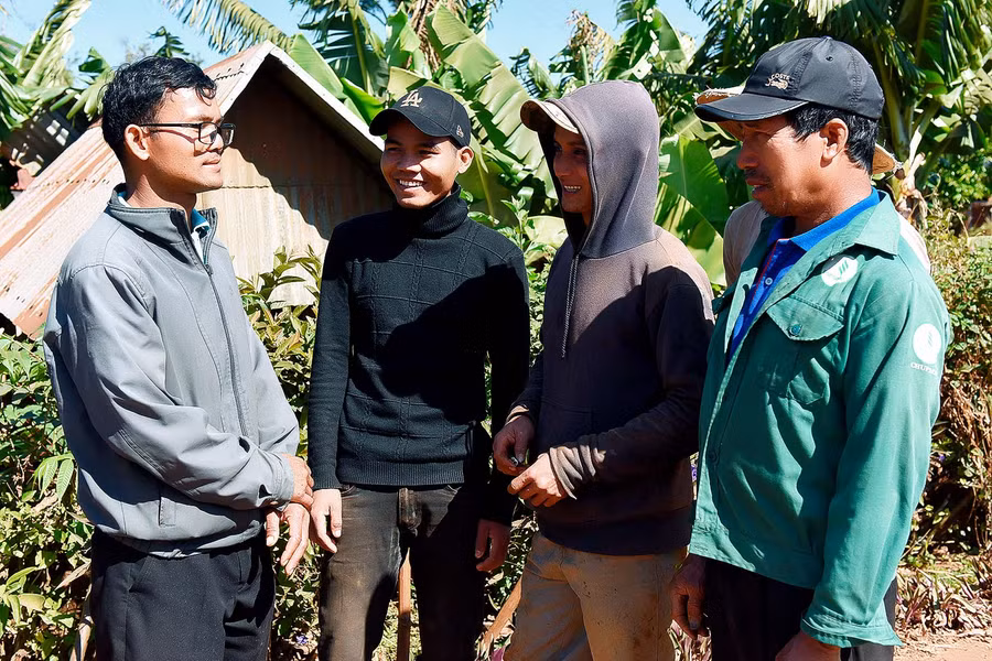 2.Đảng viên Ral Lan Mur (người đứng đầu tiên từ trái sang) tuyên truyền, vận động người dân chấp hành tốt chính sách, pháp luật của Đảng và Nhà nước.