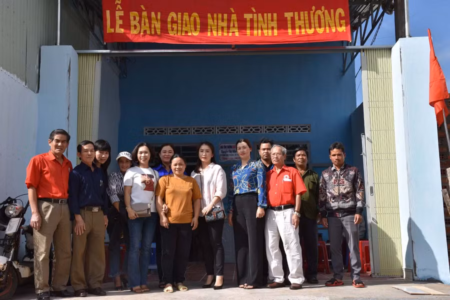Quang cảnh lễ bàn giao “Nhà tình thương” cho gia đình bà Nguyễn Thị Thủy (làng Ngol, phường Trà Bá, TP. Pleiku). Ảnh: Hà Phương