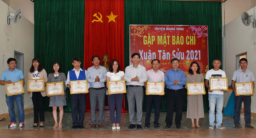 Tặng giấy khen cho các nhà báo. Ảnh: Hà Phương Tặng giấy khen cho các nhà báo. Ảnh: Hà Phương