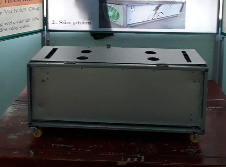 Máy quạt nóng lạnh mini của các em học sinh Trường THCS Nguyễn Bỉnh Khiêm-sản phẩm đạt giải Ba cuộc thi khoa học kỹ thuật cấp huyện. Ảnh.Vũ Chi