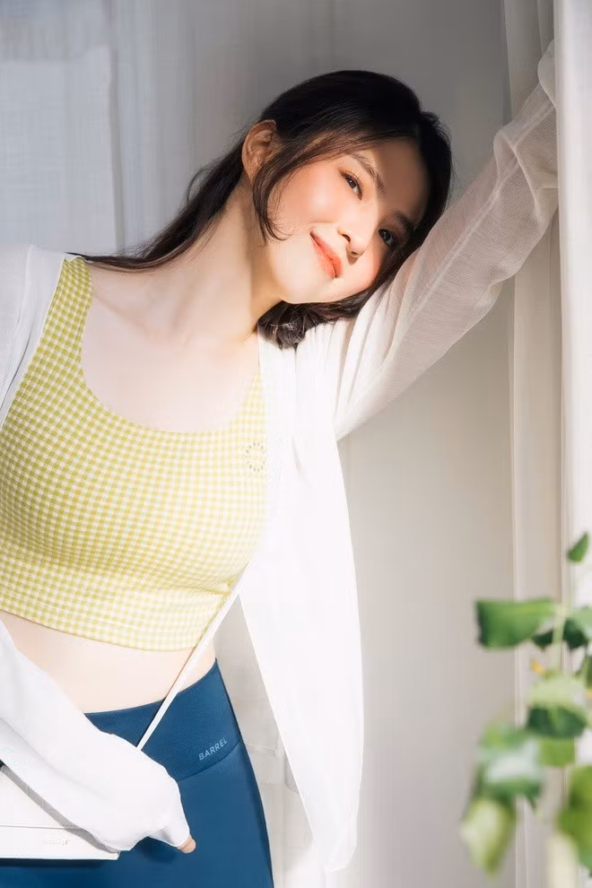 Khả năng diễn xuất của Han So Hee lại vấp phải nhiều ý kiến trái chiều. Tuy nhiên không thể phủ nhận sau bộ phim, tên tuổi người đẹp “hot” hơn và nhanh chóng trở thành gương mặt được các tạp chí, nhãn hàng ưa chuộng nhờ nhan sắc xinh đẹp cùng chiều cao phù hợp. Ảnh: Instagram.