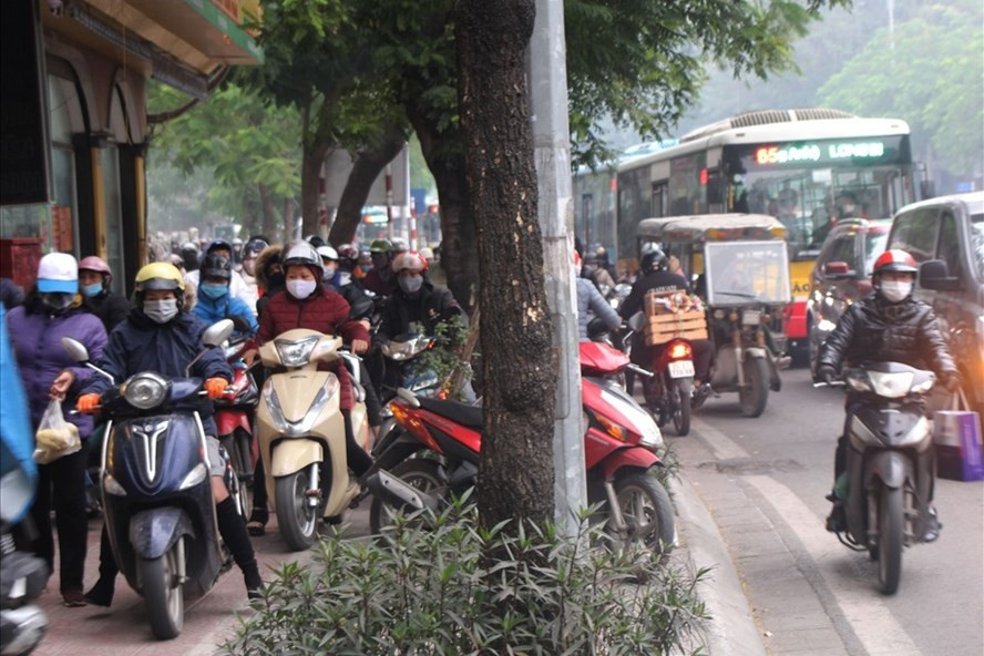 Phòng xe máy trên lề ở Hà Nội. Ảnh Lao Động Phòng xe máy trên lề ở Hà Nội. Ảnh Lao Động