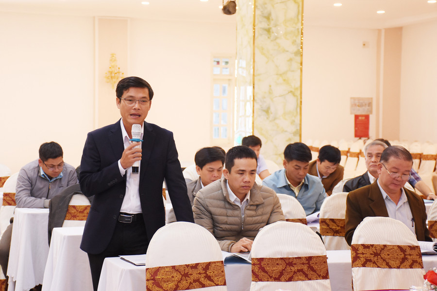 Đại biểu tham gia góp ý xây dựng dự thảo trình UBND tỉnh ban hành kế hoạch thực hiện Nghị quyết số 55-NQ/TW của Bộ Chính trị về định hướng Chiến lược phát triển năng lượng quốc gia Việt Nam đến năm 2030, tầm nhìn đến năm 2045. Ảnh: Minh Nguyễn Đại biểu tham gia góp ý xây dựng dự thảo trình UBND tỉnh ban hành chương trình hành động thực hiện Nghị quyết của Bộ Chính trị về định hướng phát triển năng lượng. Ảnh: Minh Nguyễn