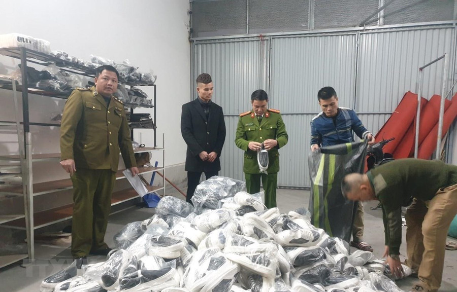 Lực lượng chức năng phát hiện thu giữ các sản phẩm quần áo, giầy dép lậu tại Hải Dương. (Ảnh: TTXVN phát)
